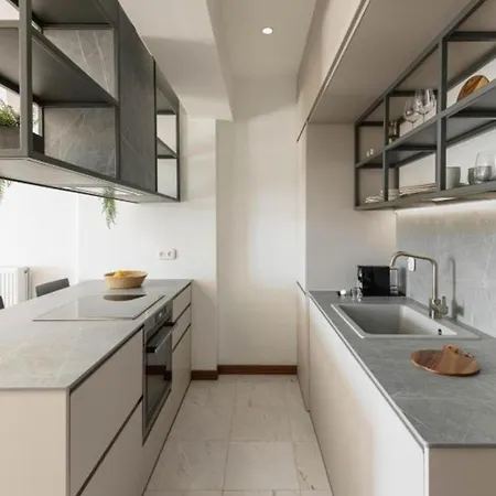 Apartament Elegant Mountain-view Next To Seaside