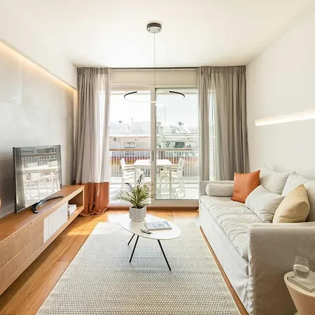 Elegant Mountain-view Next To Seaside Apartment
